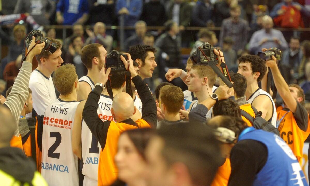 Los jugadores del Obradoiro agradecen el apoyo del público tras el partido ante el Baskonia