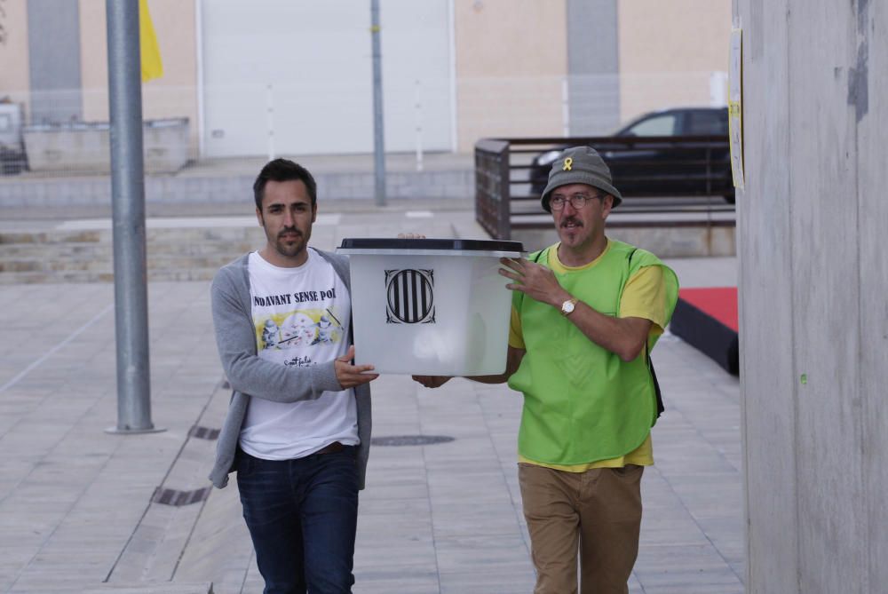 Milers de persones en la cadena humana de Sant Julià de Ramis a Aiguaviva per commemorar l'1-O