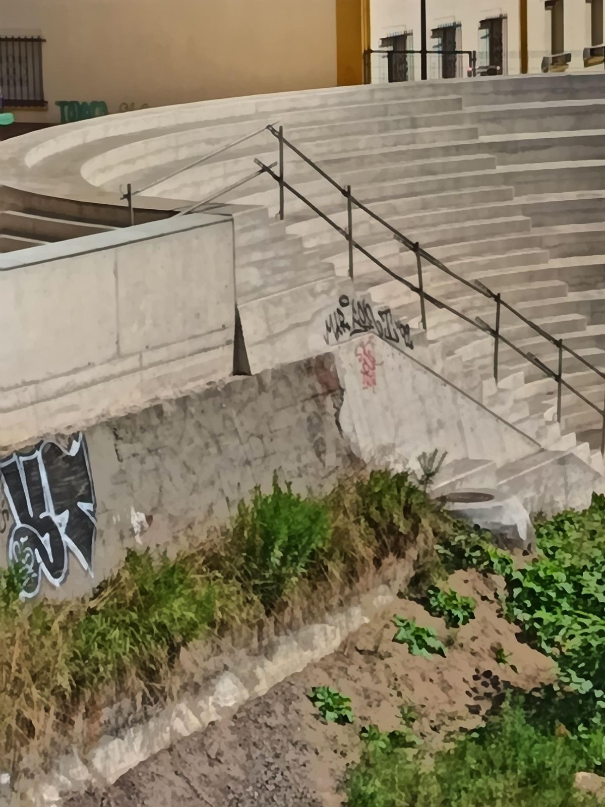 Uno de los grafitis en el anfiteatro del Sella.