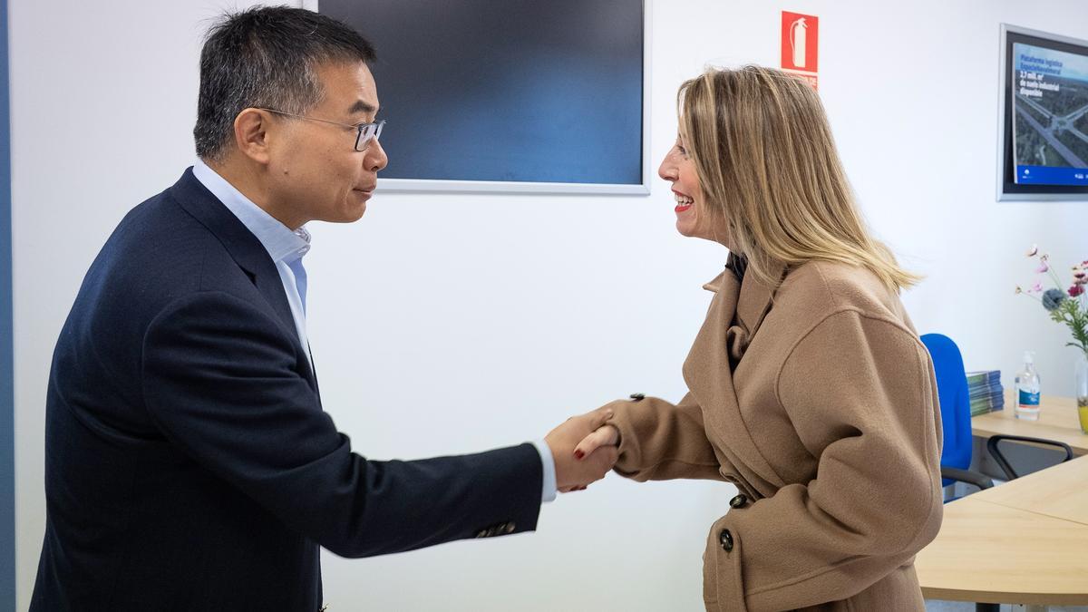 La presidenta de la Junta, María Guardiola, saluda al presidente de Envision Group, Ley Zhang.