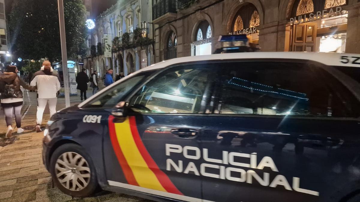 Un dispositivo policial en la calle Rey Daviña.