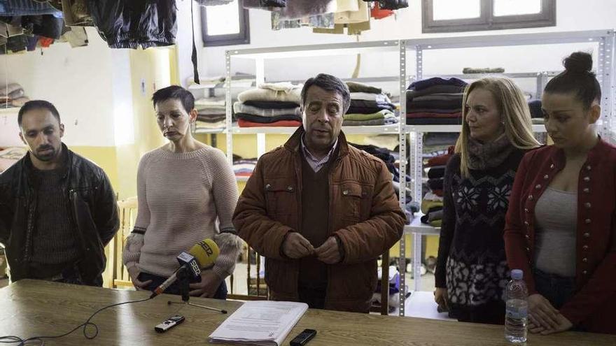 El concejal Antonio Vega (centro) con miembros de Solidaridad en Acción en el ropero solidario.