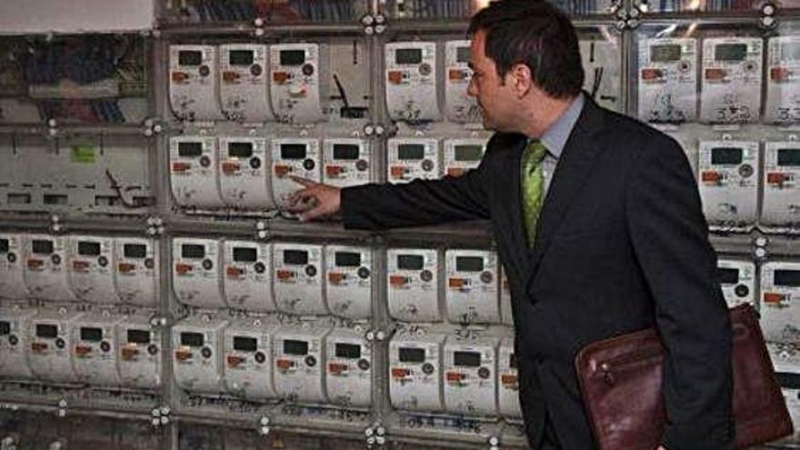 Un técnico de Iberdrola muestra los contadores de luz.