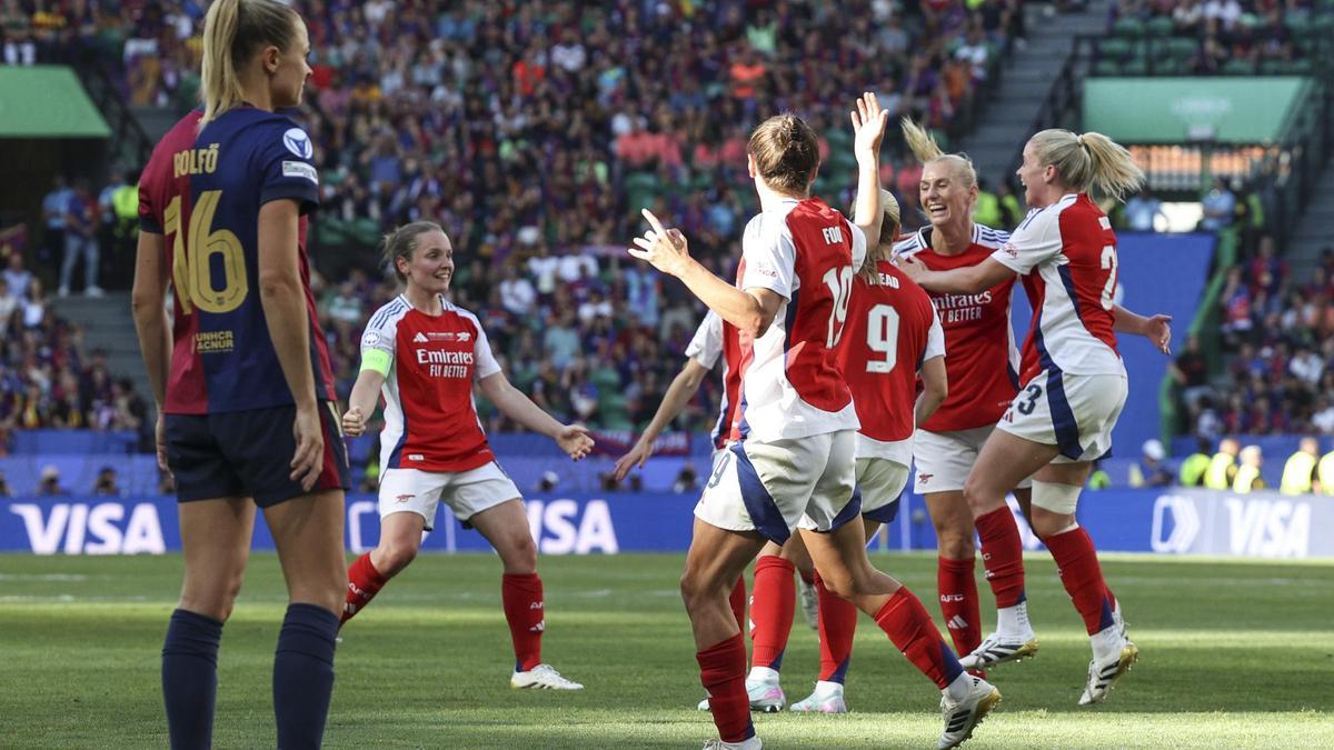 Las jugadoras del Arsenal celebran el gol de Blackstenius.