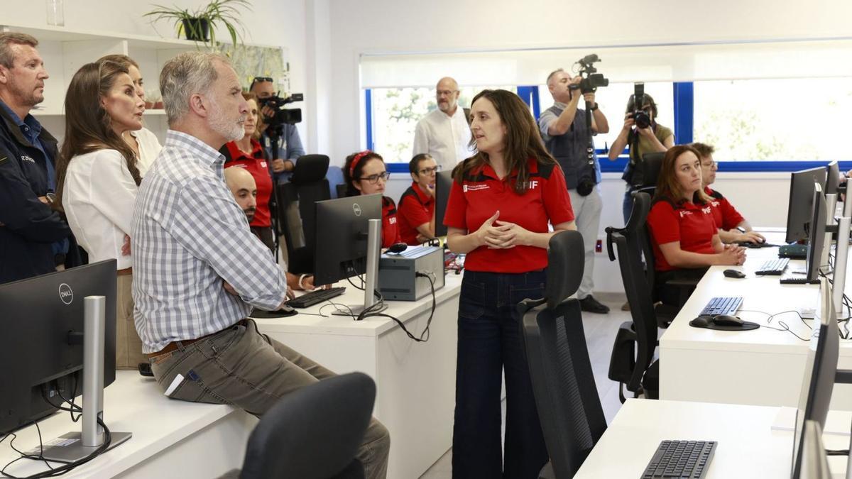 Los reyes, atendiendo las explicaciones de la jefa del Servicio Provincial de Incendios, Sandra Martínez. |  Casa Real