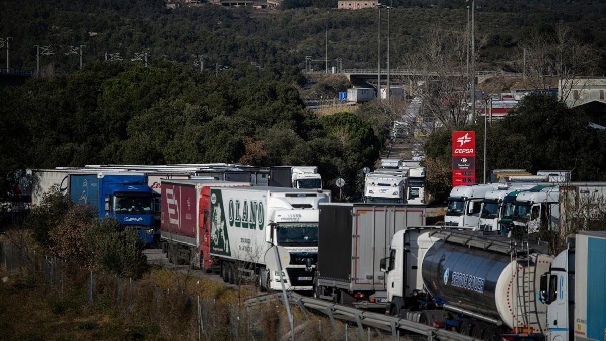 Concentración de camiones en los accesos a la frontera con Francia.