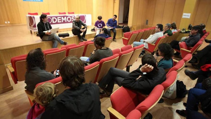 Participantes en la asamblea de Podemos Avilés celebrada ayer en el CMAE.