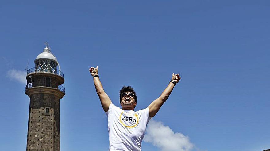 El entrenador personal Aitor Ojeda, ayer, en el Faro de Orchilla, en El Hierro. | | LP/DLP