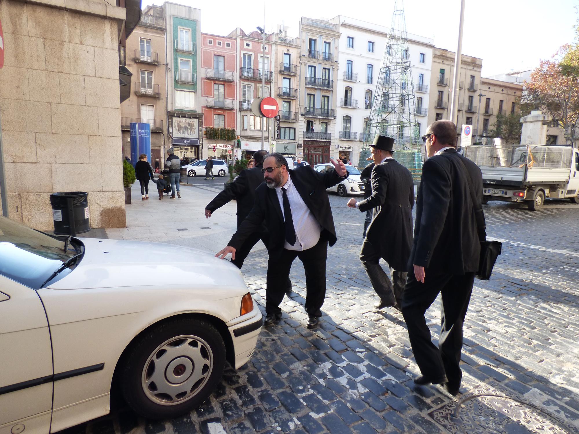 L'Home dels Nassos i els seus guardaespatlles es passegen per Figueres