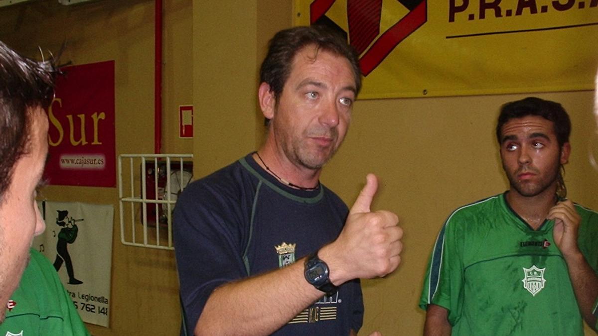 José Manuel Dominguez en una charla con jugadores durante un partido.