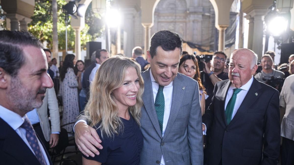 El presidente de la Junta de Andalucía, Juanma Moreno, junto a la vicepresidenta primera del Parlamento andaluz, la popular Ana Mestre.