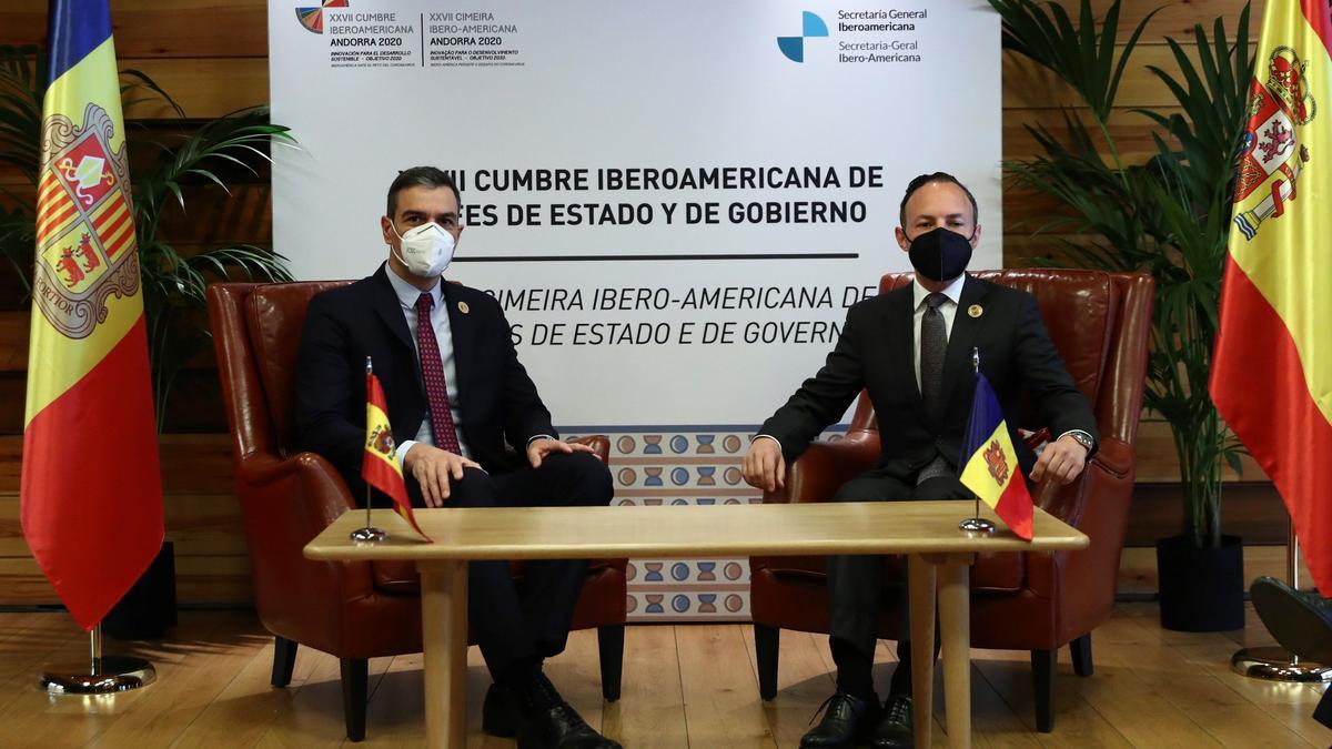 El presidente del gobierno español, Pedro Sánchez, y el jefe de Gobierno de Andorrra, Xavier Espot, durante la reunión que han mantenido ambos en Soldeu en el marco de la XXVII Cumbre Iberoamericana que acoge Andorra.