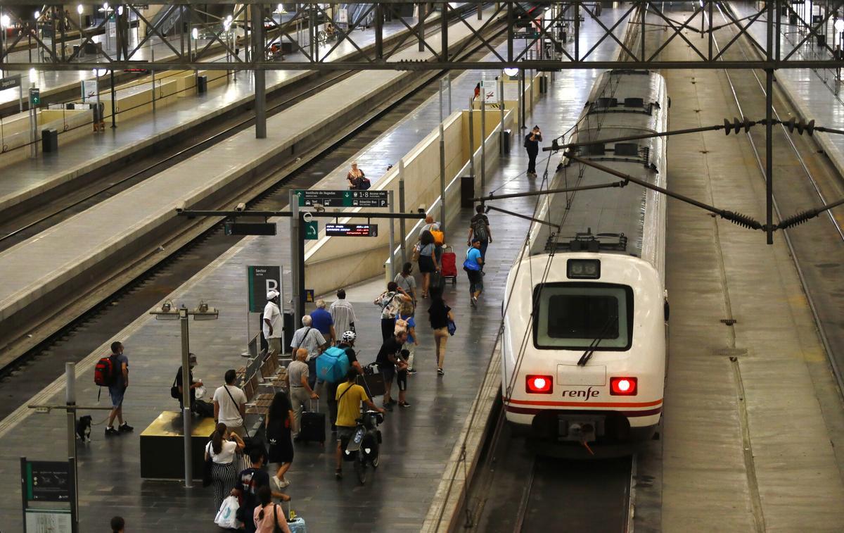 Salida de un tren regional con destino Teruel desde la Estación Delicias de Zaragoza