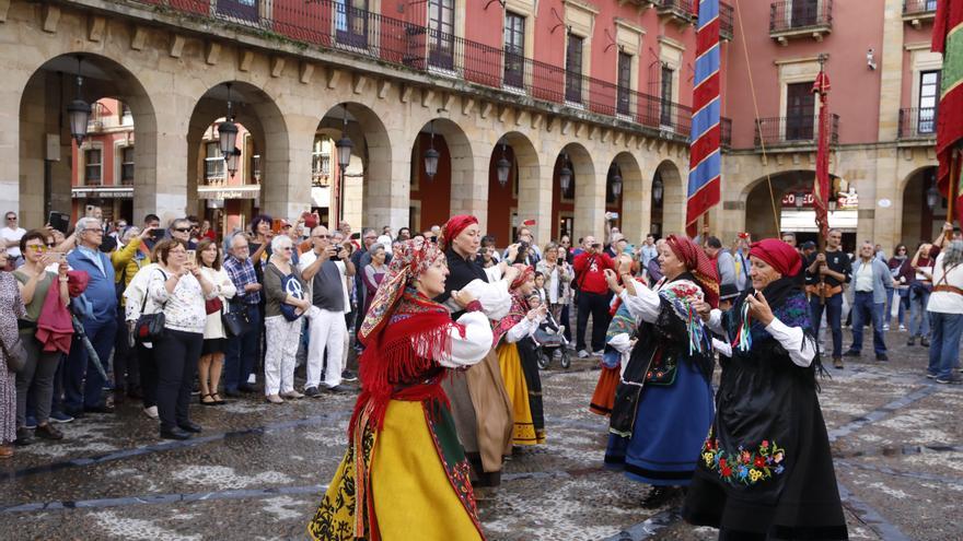 Honores a las tradiciones leonesas por las calles de Gijón