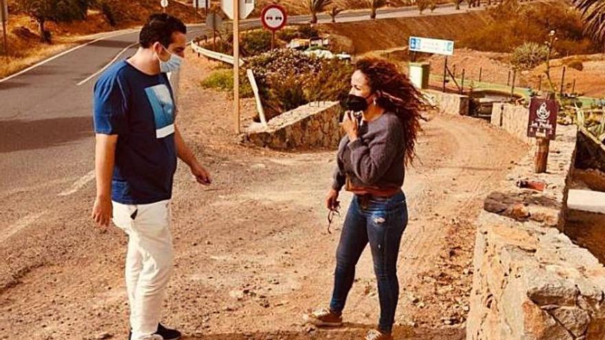 La consejera Carmen Alonso inspecciona un sendero acompañada del técnico. | | LP/DLP