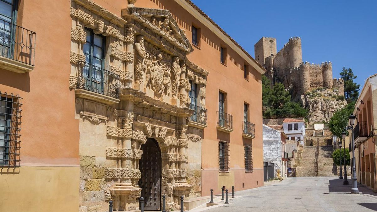 El municipio de Albacete que se encuentra literalmente en la mitad del camino