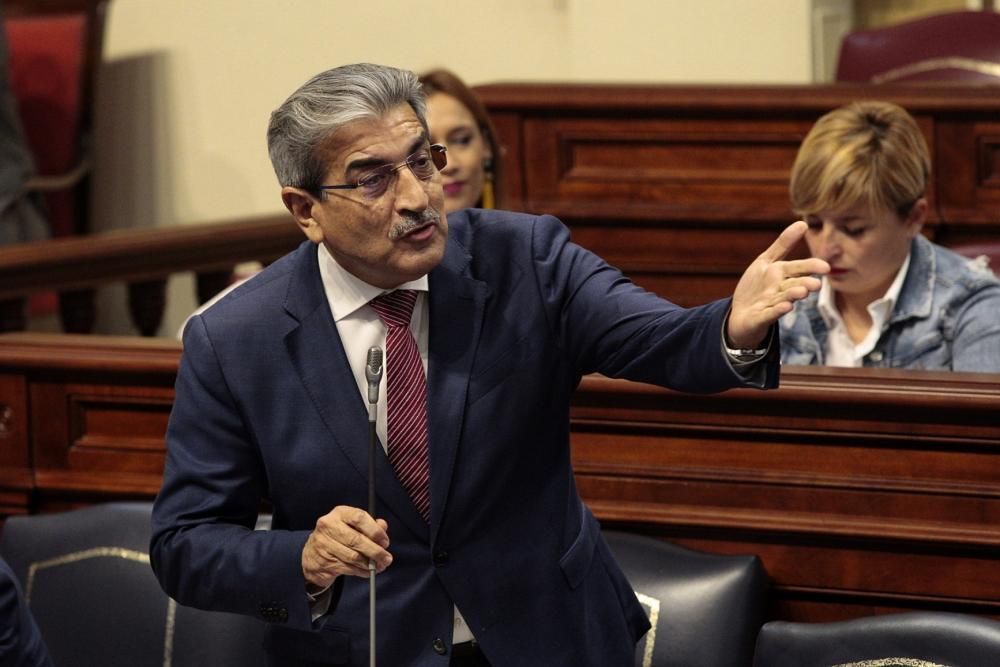 Pleno en el Parlamento de Canarias