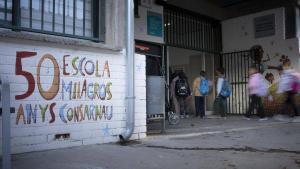 Entrada de la escuela, que lleva desde el 2022 con una reforma integral aprobada que no llega.
