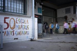 El Gobierno aprueba el anteproyecto para reducir los alumnos por aula y el horario de los docentes. En la foto, la entrada de una escuela en L'Hospitalet.