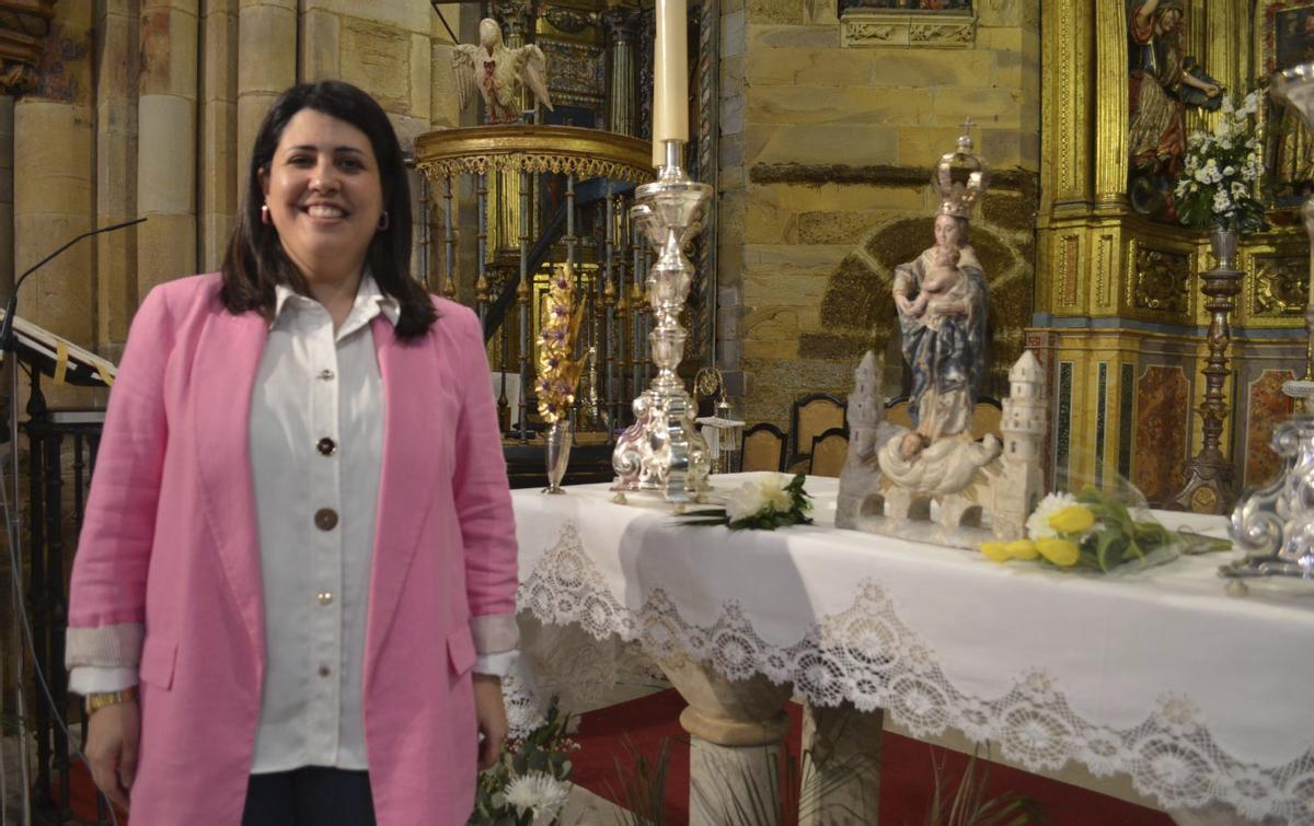 La alcaldesa de Benavente, Beatriz Asensio, junto a la imagen de la patrona, la Virgen de la Vega. | E. P.