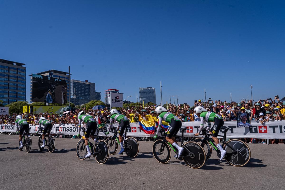 Salida del equipo Caja Rural-Seguros en la crono inicial del Tour 2026