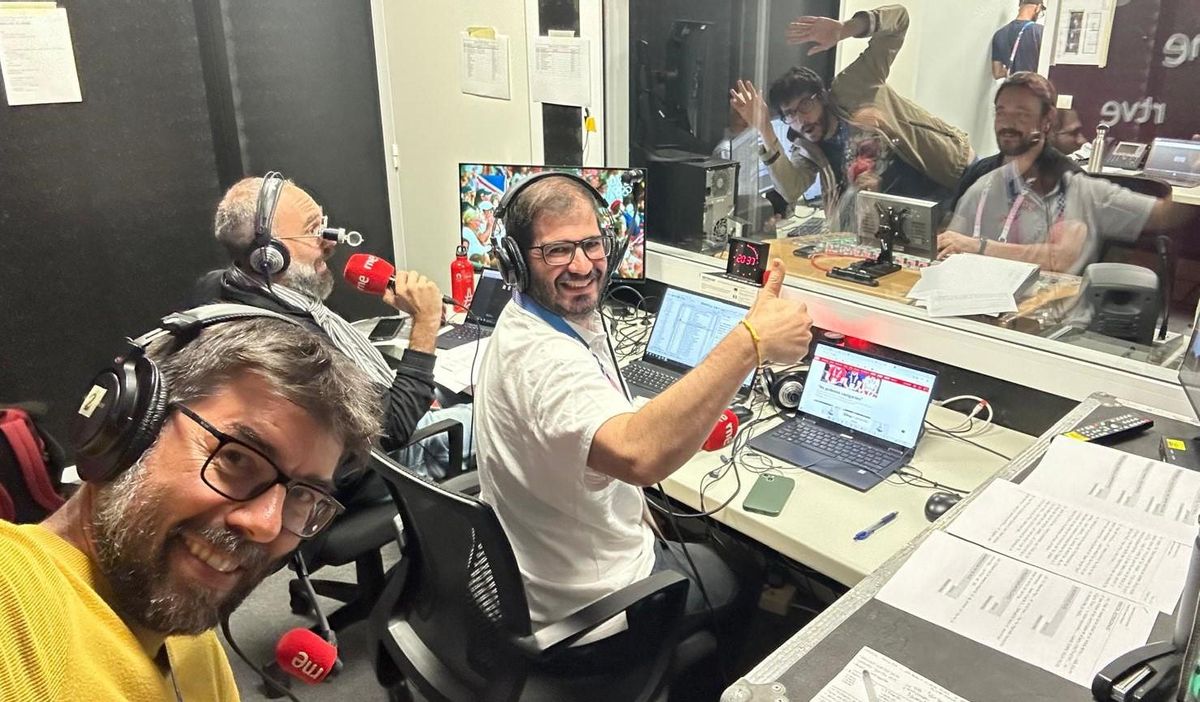 Los componentes de 'Tablero Deportivo', de RNE, en plena retransmisión.