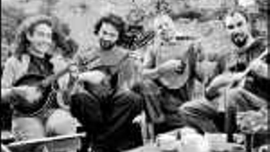 Los cuatro integrantes del grupo folk Macfeck.