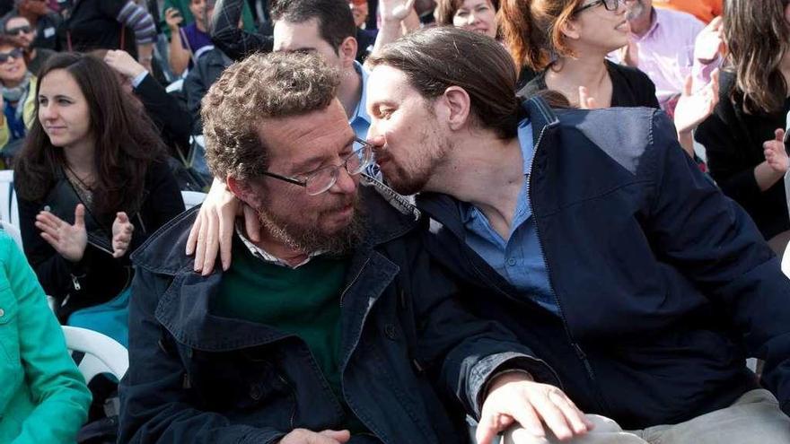 Pablo Iglesias abraza a su padre, Javier Iglesias, durante un acto en Zamora.
