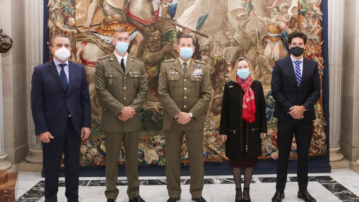 Un momento de la ceremonia de entrega de la medalla al Mérito Militar a Carlos Arévalo