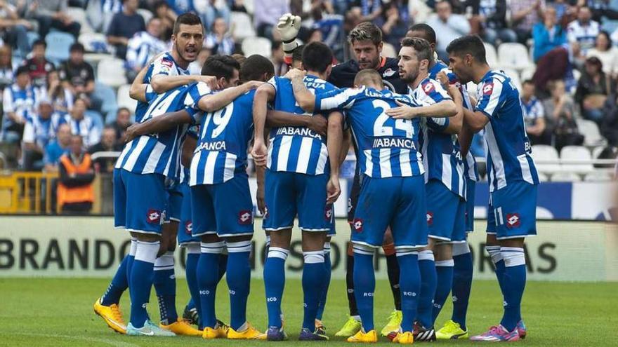 Los jugadores deportivistas hacen piña antes del partido del domingo contra el Valencia en Riazor. 13fotos