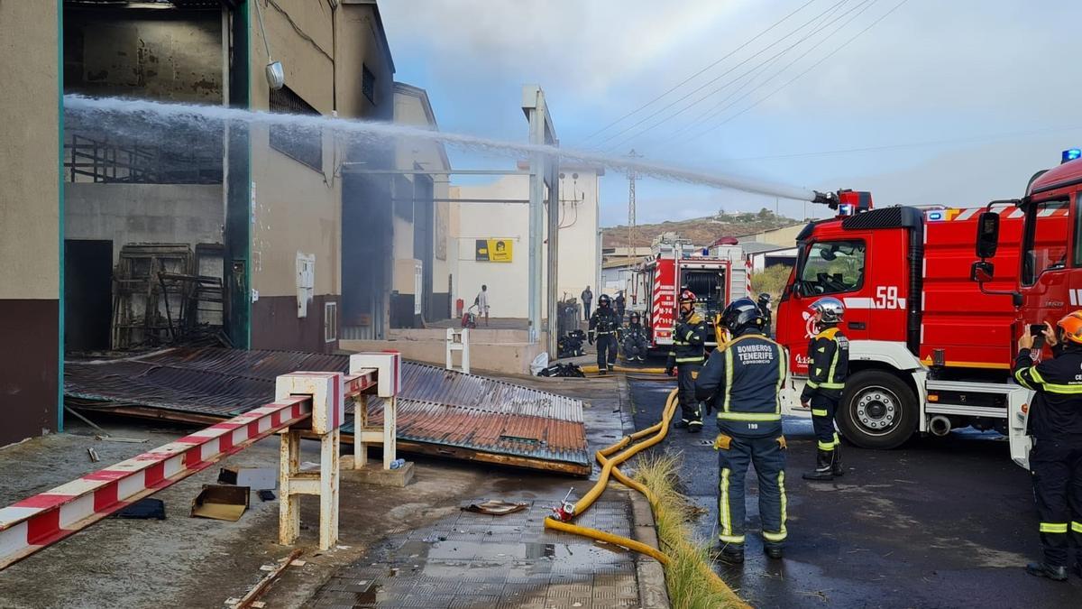 Agentes de Bomberos extinguen el incendio de naves industriales de El Chorrillo