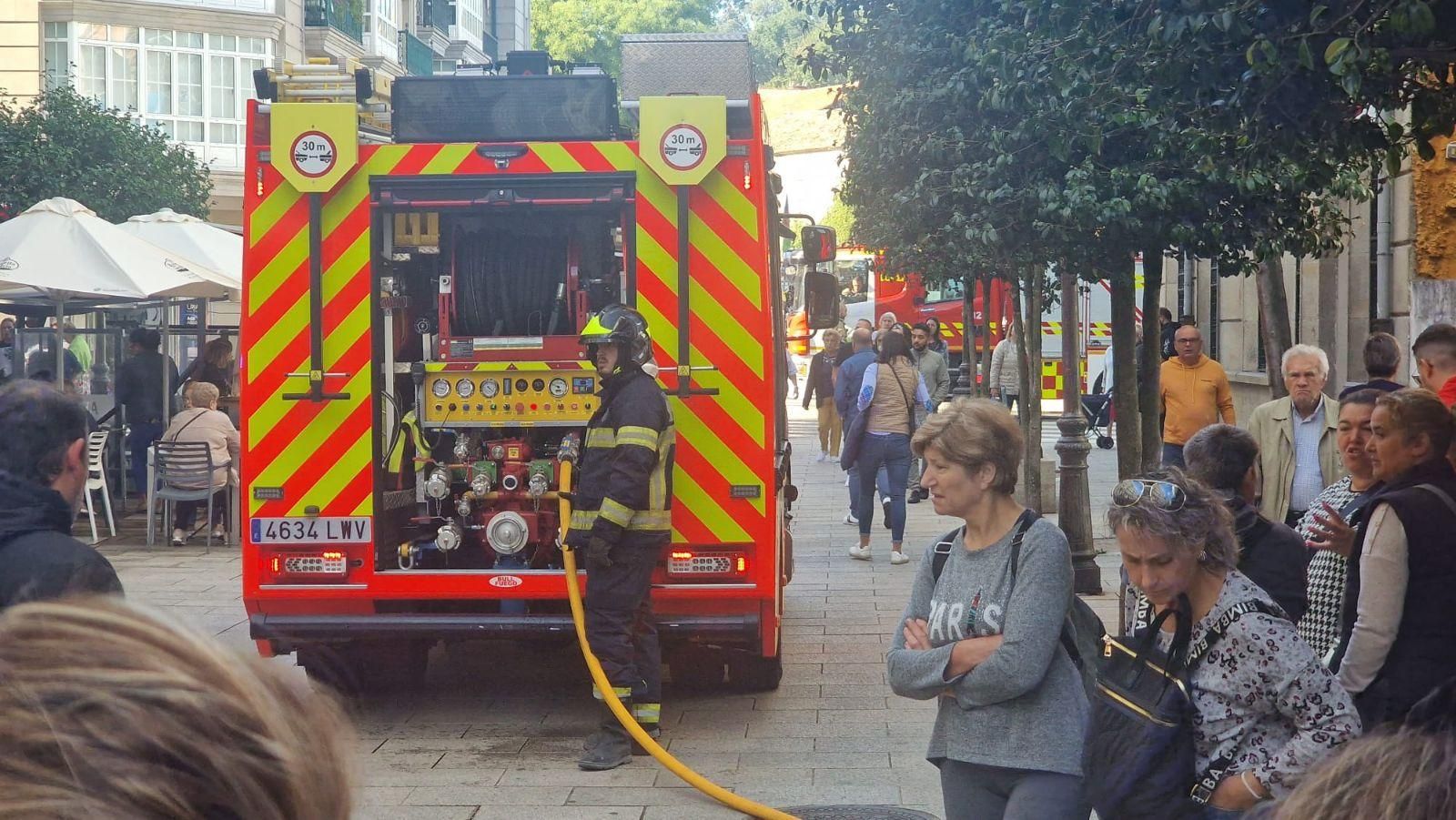 Alarma en Vilagarcía tras una explosión y un incendio en el bajo de un edificio