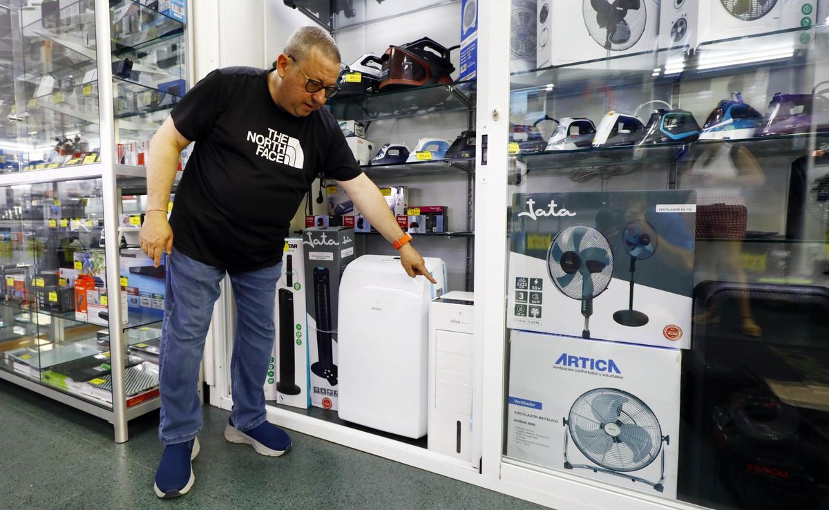 El gerente de Euronics Tornos, Antonio Tornos, este lunes mostrando las alternativas más baratas de sistemas de climatización.