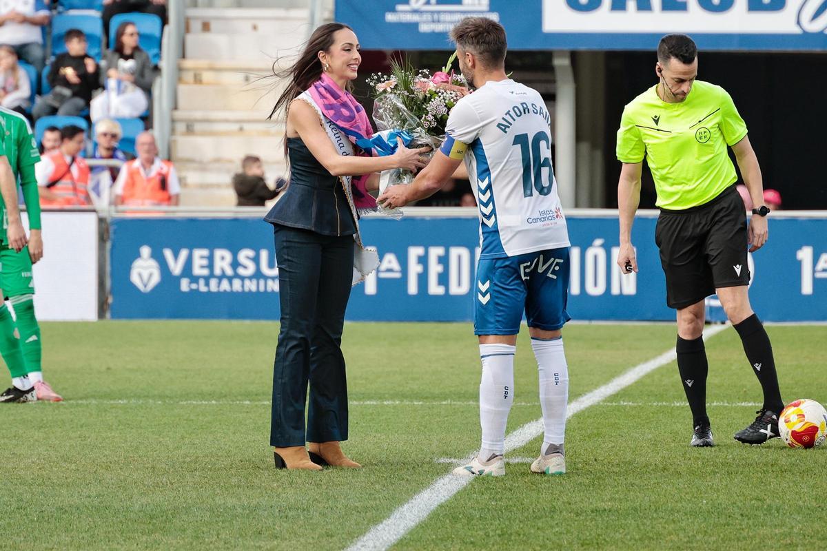 Aitor Sanz, junto a la Reina del Carnaval, Carla Castro.