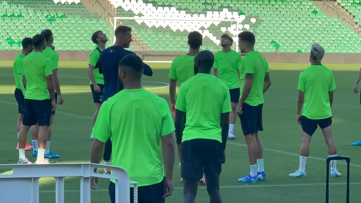 Los jugadores del Real Betis en el último entrenamiento en el Benito Villamarín antes de recibir al Girona en el inicio liguero