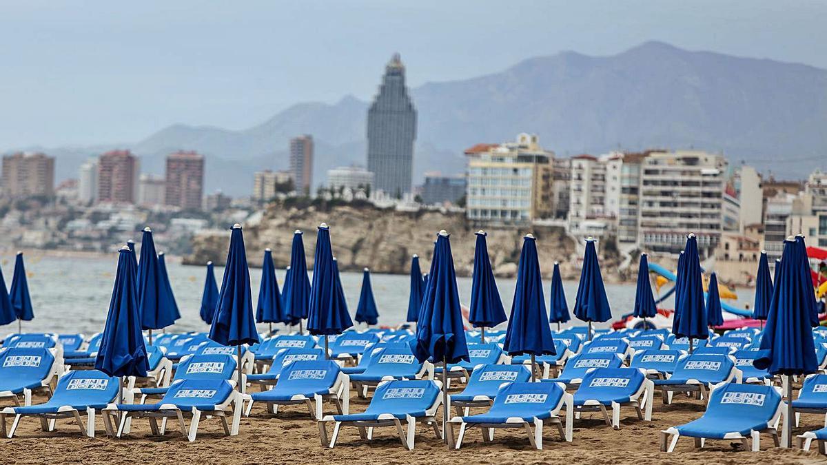 La pandemia y las restricciones a los viajes han vaciado de turistas las playas de la provincia.