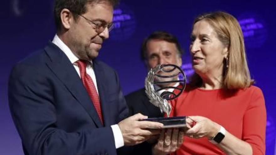Javier Sierra recibe el Premio Planeta de manos de la presidenta del Congreso, Ana Pastor.