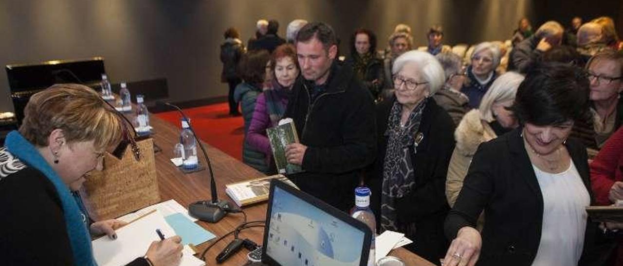 Pilar Quintana, ayer, firmando ejemplares de su libro en el Club. En primer término, Ana Lobeto.