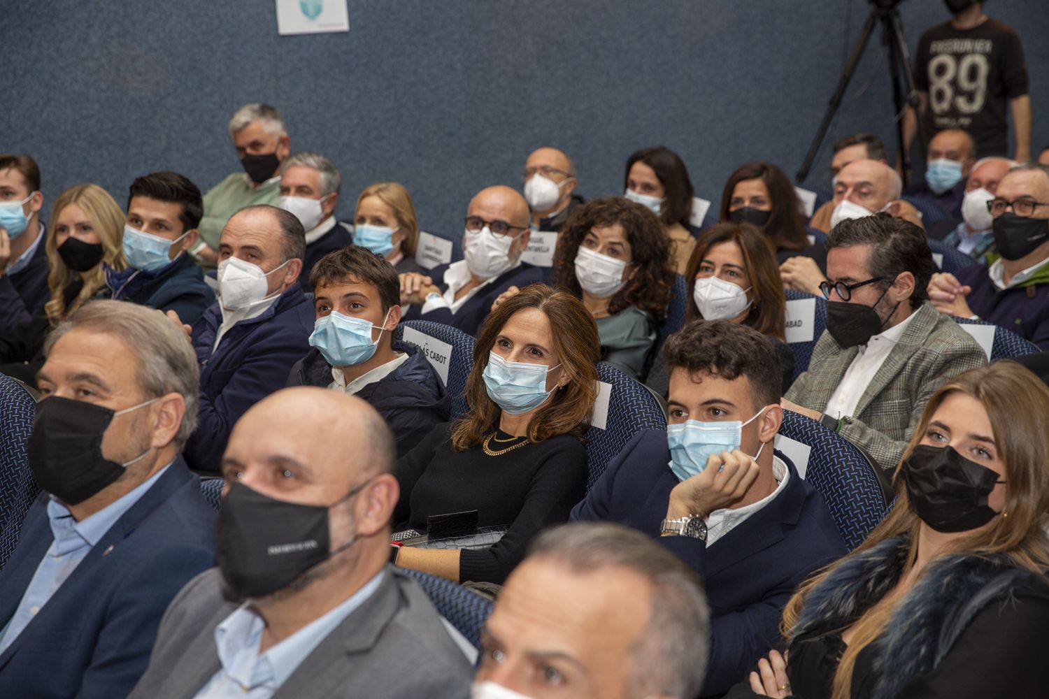 Toni Cabot presenta en el Club INFORMACIÓN el libro en el que plasma los perfiles de 40 personalidades de Alicante