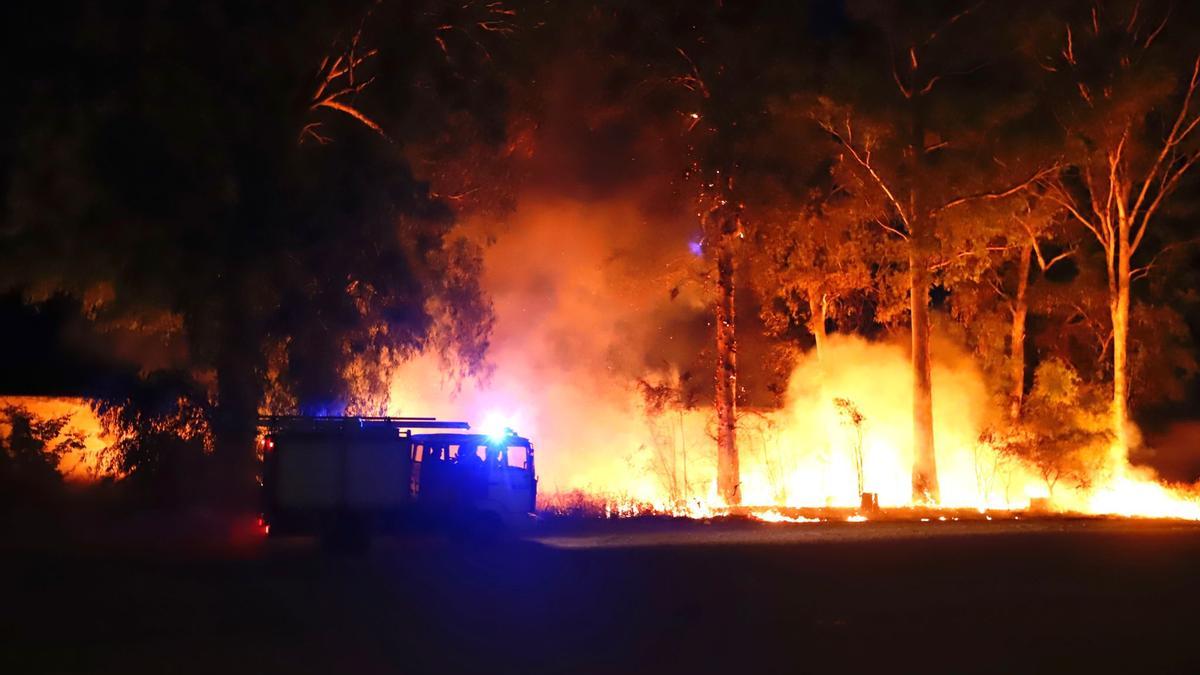 Los bomberos apagan el fuego.