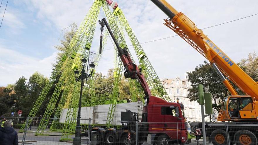 Trabajos de montaje de la noria gigante ayer en el cruce entre Colón y Areal.