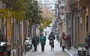 Vianants i un ciclista al carrer de Ramon y Cajal de la Vila de Gràcia, divendres.