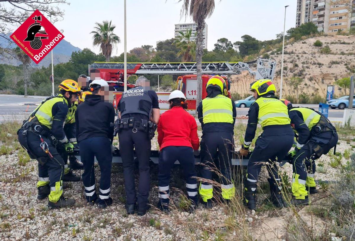 Retirada del cartel en Benidorm.