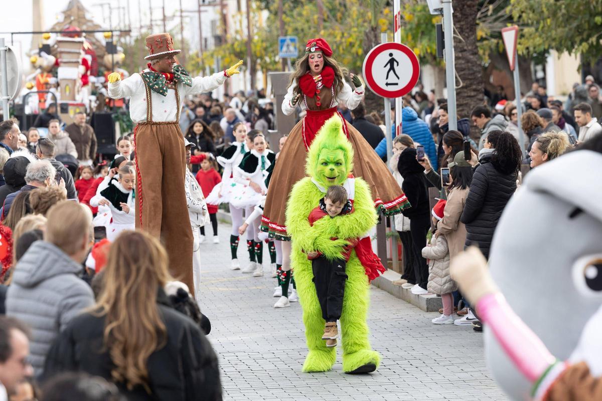 El Grinch no se quiso perder un desfile que comenzó en el puerto de Ibiza.