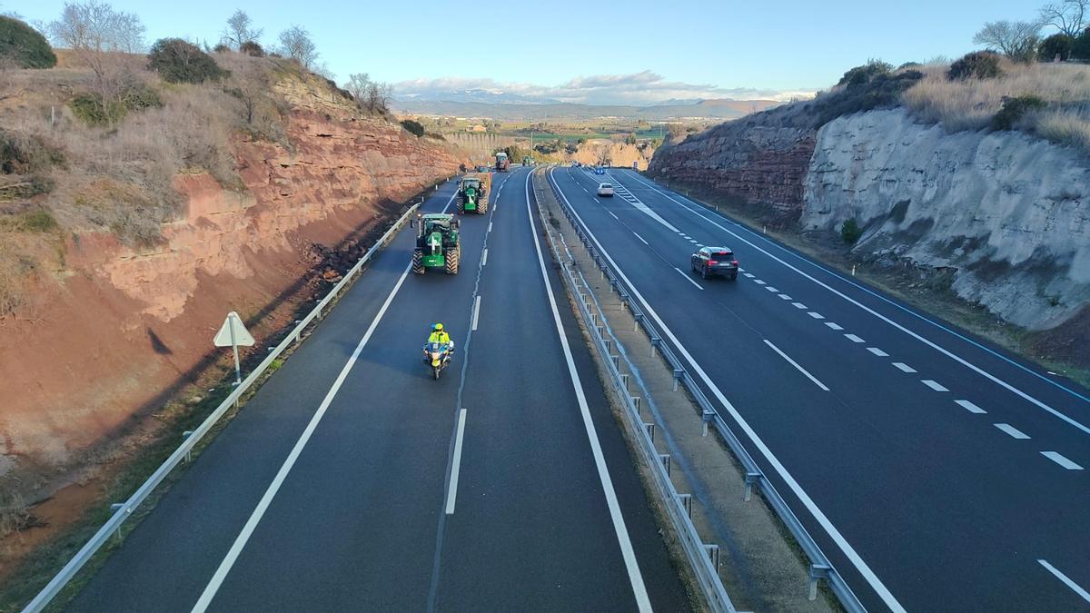 Tractors del Bages i el Berguedà marxen per la C-16 cap a Barcelona per celebrar el segon aniversari de la Revolta Pagesa