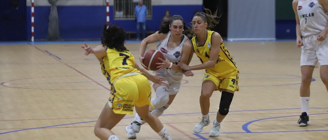 Carlota Menéndez intenta superar la defensa del Melilla.