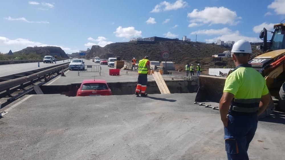 Cae un coche en las obras de la GC-2