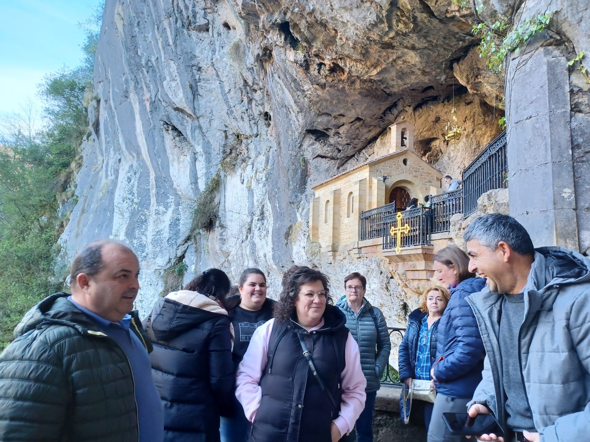 Leones de Papa, jardines de Príncipe y camposanto secreto, las mil y una curiosidades de Covadonga