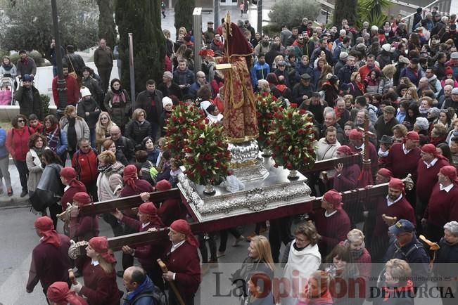 Los romeros acompañan a la Santa pese al frío.