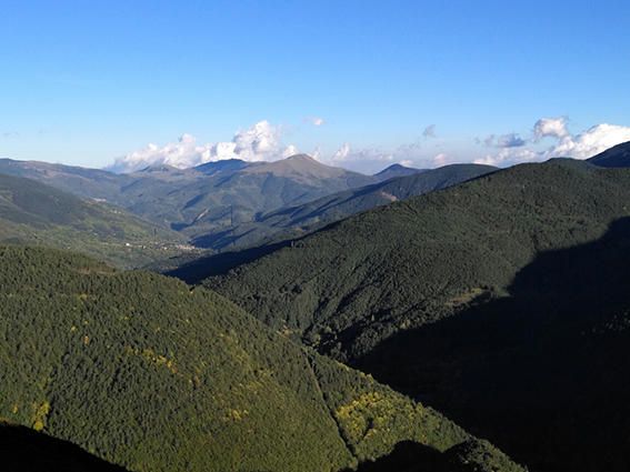 Panoràmica. Excel.lent paisatge de verdor, cel nítid i amb alguns petits núvols de calor.